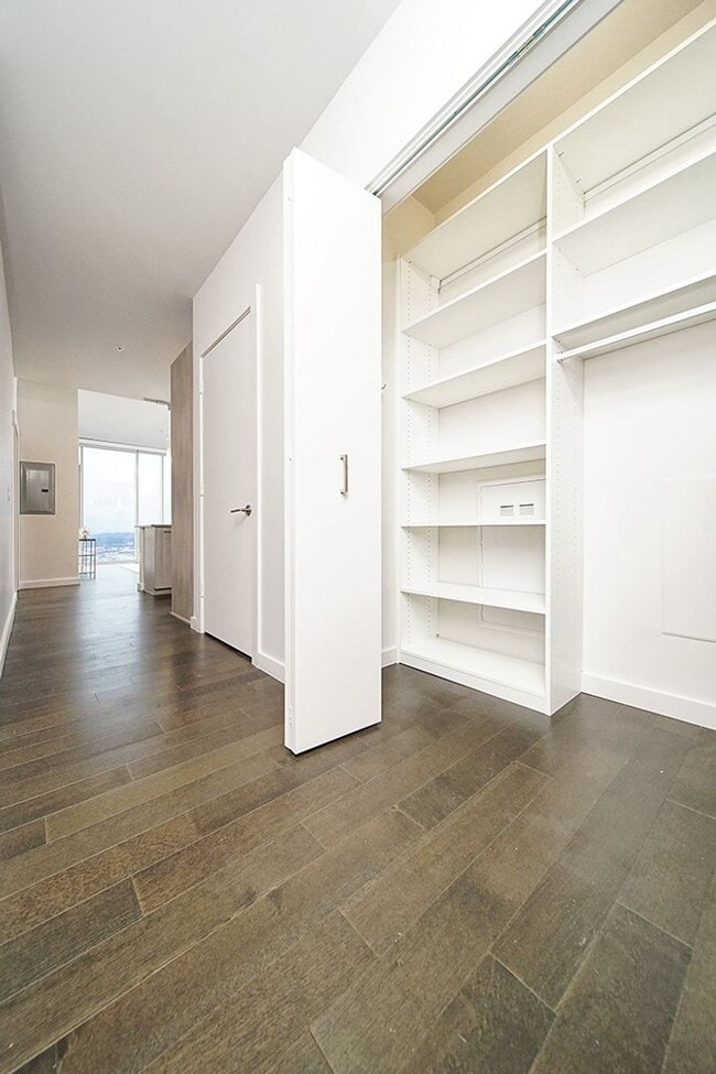 Building Photo - Stunning 505 Condo!