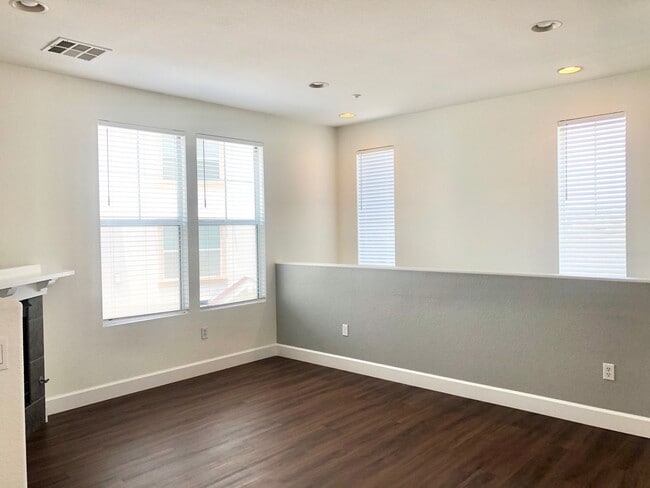Building Photo - Beautifully Upgraded & Appointed End Condo...