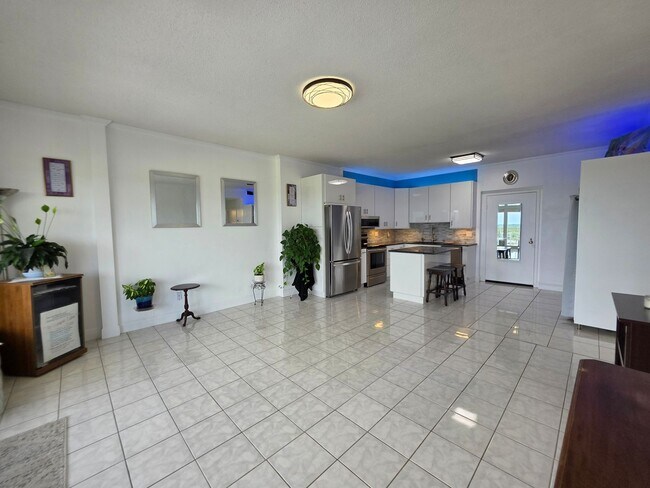 Building Photo - 1BR/1BA waterfront condo with golf course ...