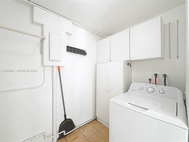 Building Photo - 2133 N 14th Ave