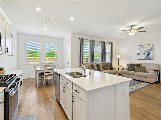 Building Photo - 3413 Kingsview Dr