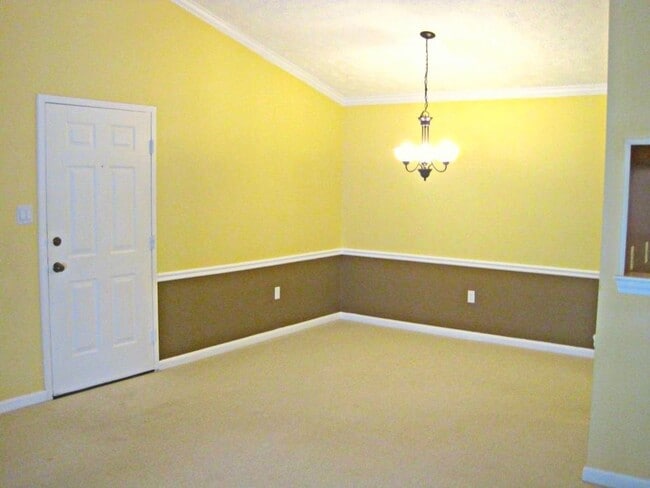 Building Photo - Top Floor Condo with Fireplace and Open Fl...