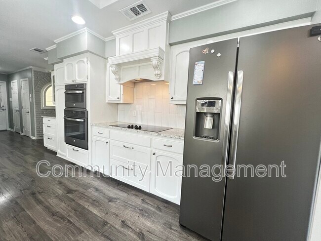 Building Photo - 13741 Willowridge Ave