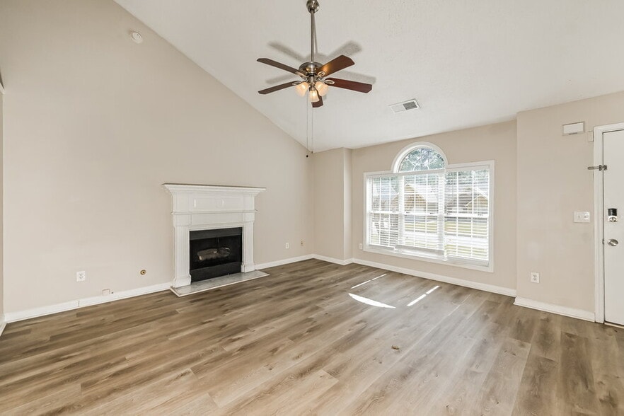 Building Photo - 335 Shadetree Ln