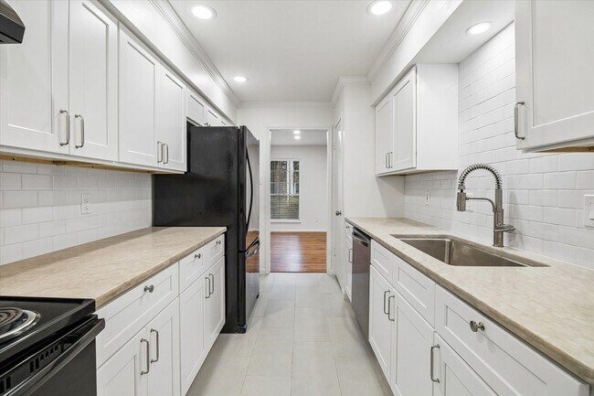 Building Photo - 357 N Post Oak Ln