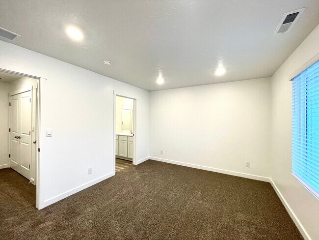 Building Photo - Modern 3-Bedroom Townhome in Provo