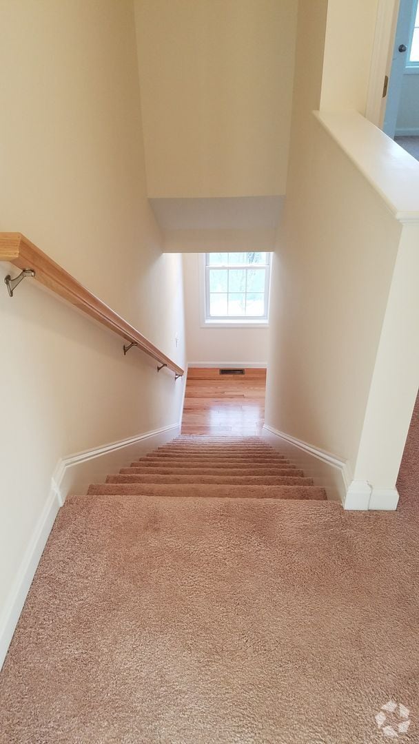 Building Photo - 2 Bedroom 1 1/2 Bath Condo