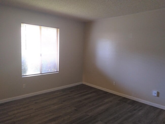Building Photo - 4504 N Valentine Ave