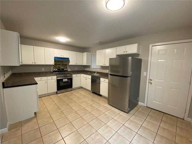 Building Photo - 130 River Pointe Ct SW