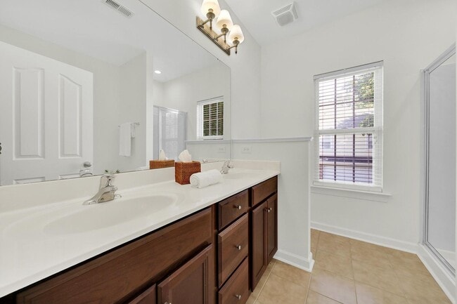 Building Photo - Lovely Two Bed Two Bath Townhome in Ballan...
