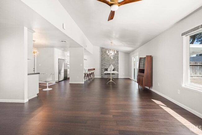 Building Photo - Upgraded 3 Bed 2 Bath in NE Bakersfield