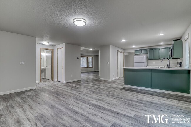 Building Photo - Spacious 4 Bedroom/2.5 Bath Hazell Dell Home!