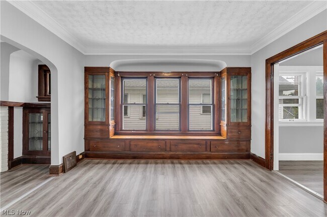 Building Photo - 10123 Greenview Ave
