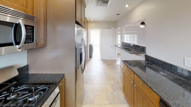 Building Photo - Cozy 3BD/1BA w/ Large Kitchen!