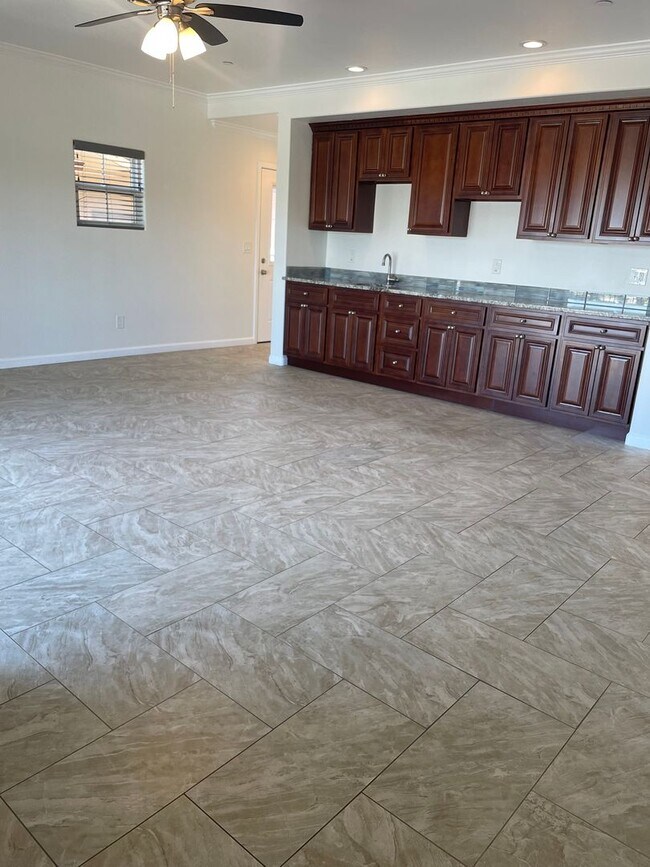 Building Photo - Move in Special!! Beautiful 4 bed/4.5 bath...