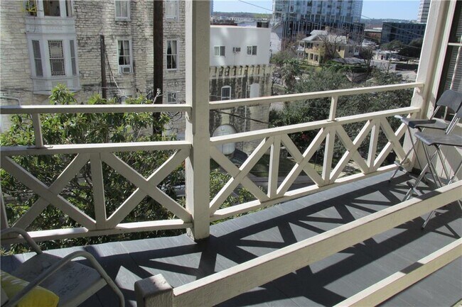 Building Photo - 800 San Antonio St