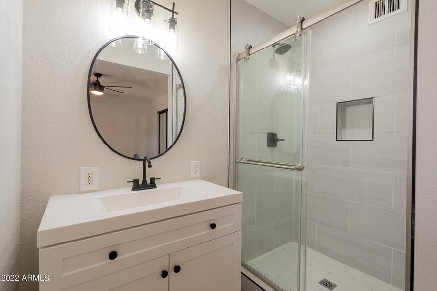 Building Photo - 822 W 18th St