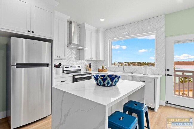 Building Photo - 111 W Sunny Isle Dr