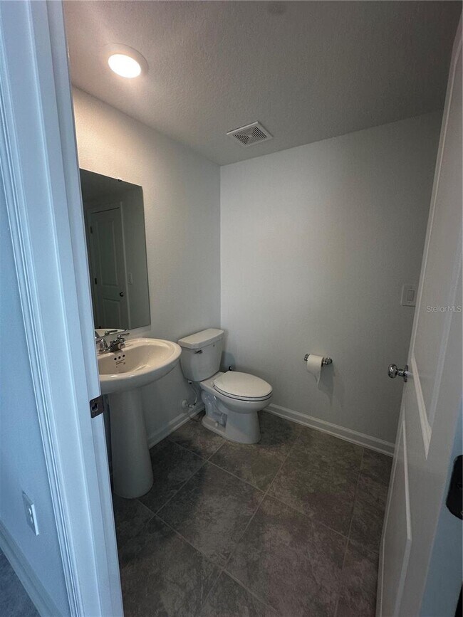 Building Photo - 3063 Chantilly Dr