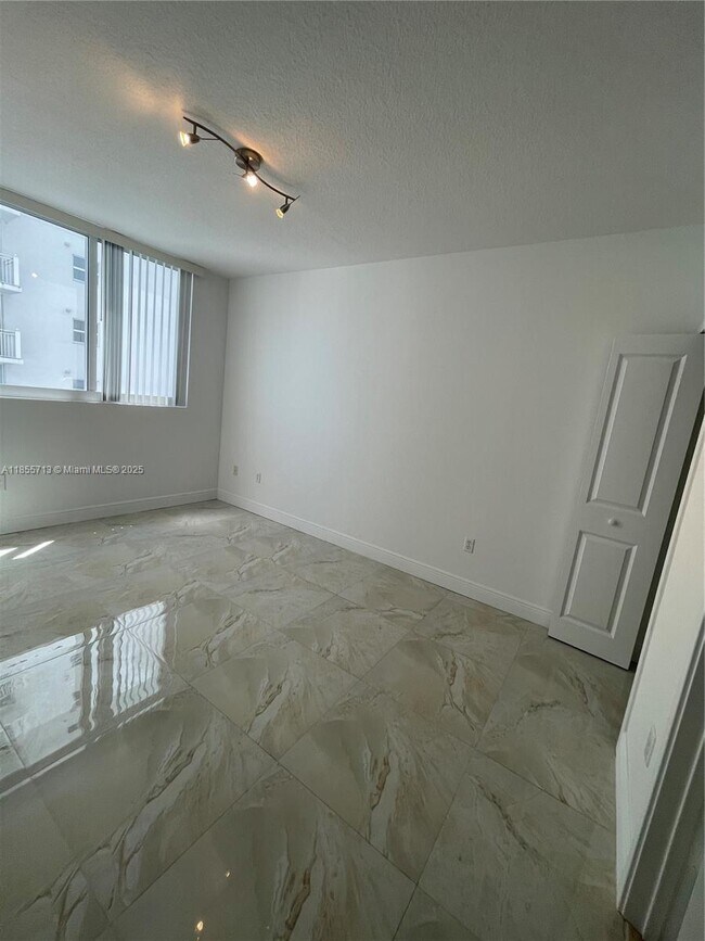 Building Photo - 170 SE 14th St