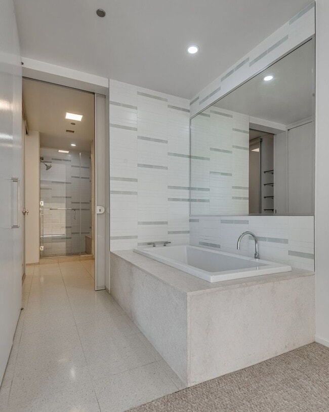 Building Photo - Veer Towers 2210E-CityCenter Views from th...