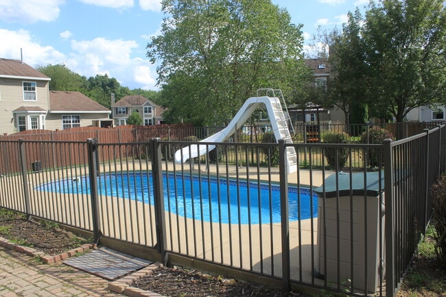 Building Photo - 324 Forest Dr