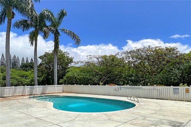 Building Photo - Views and Location!