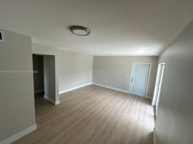 Building Photo - 1101 NE 80th St