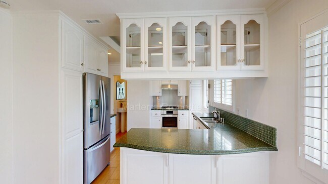 Building Photo - Large Spacious Home with a Pool!