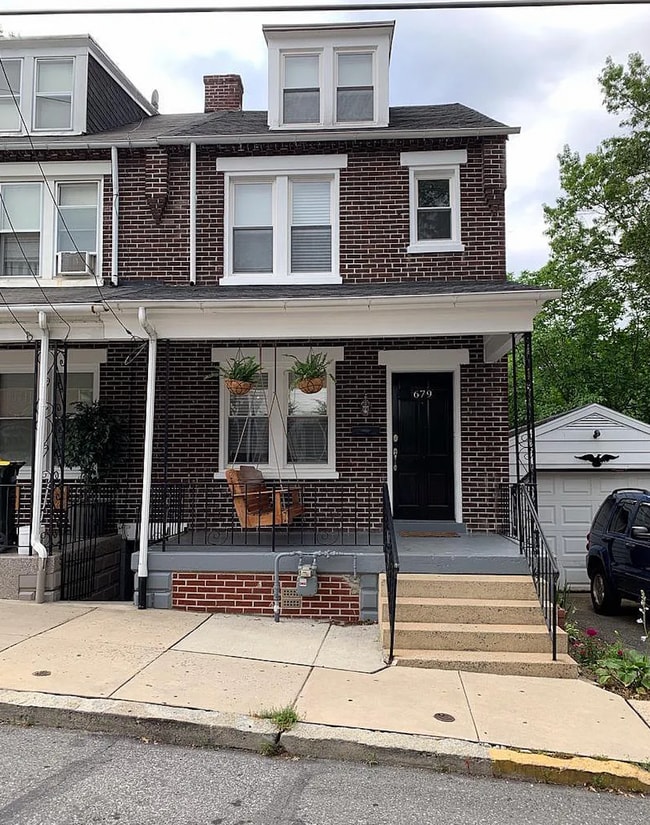 Building Photo - 679 Poplar St