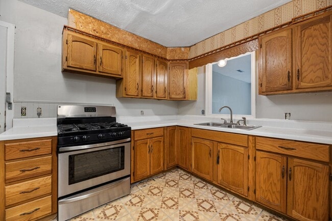 Building Photo - Bed 2 Bath In Quiet Neighborhood!