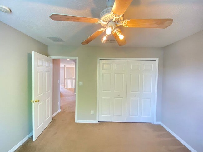 Building Photo - Spacious 4/3 Single Family Home!!