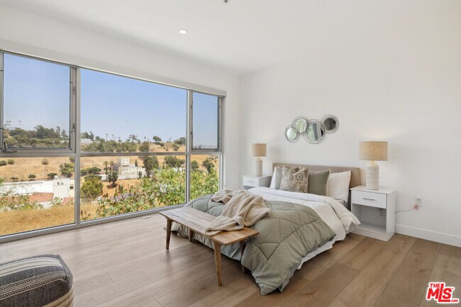 Building Photo - 957 Figueroa Terrace