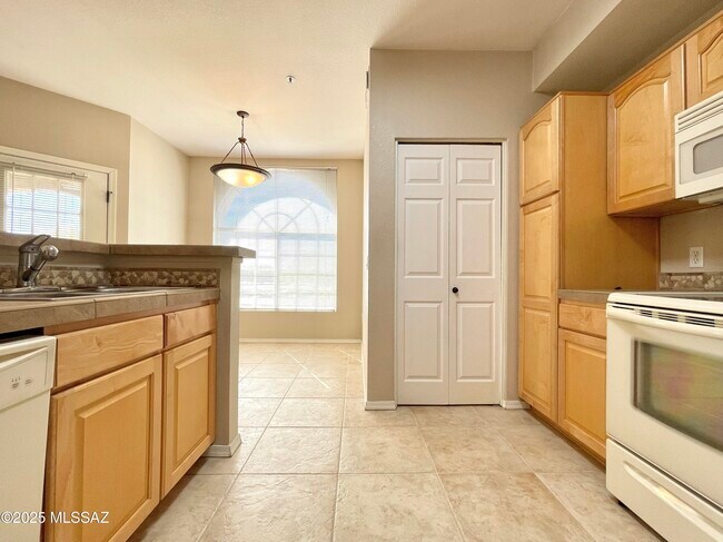 Building Photo - 1500 E Pusch Wilderness Dr