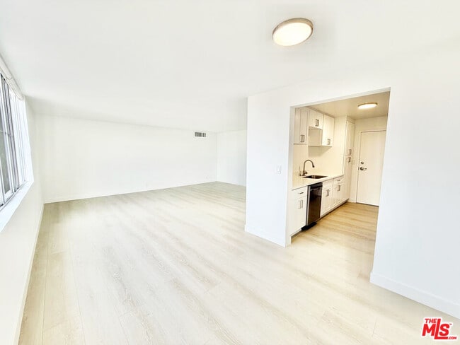 Building Photo - 468 S Roxbury Dr