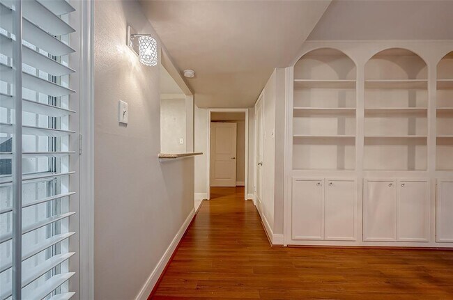 Building Photo - 12967 Trail Hollow Dr