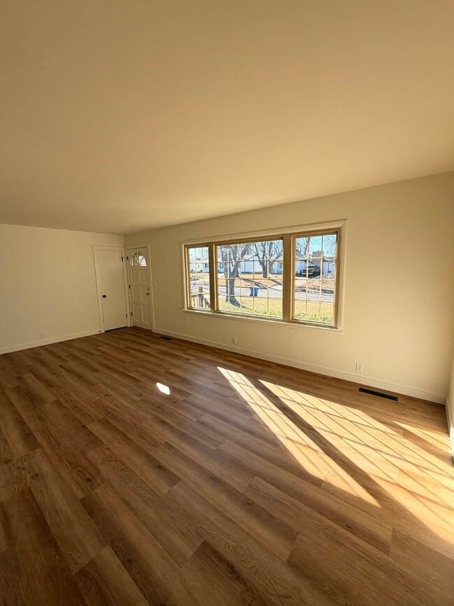 Building Photo - CUTE 3 BEDROOM / 2 BATHROOM HOUSE WITH FENCED IN YARD IN JOPLIN MO!!!