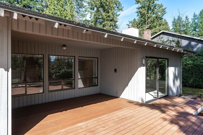 Building Photo - A Spacious Home in the Prestigious Sahalee...