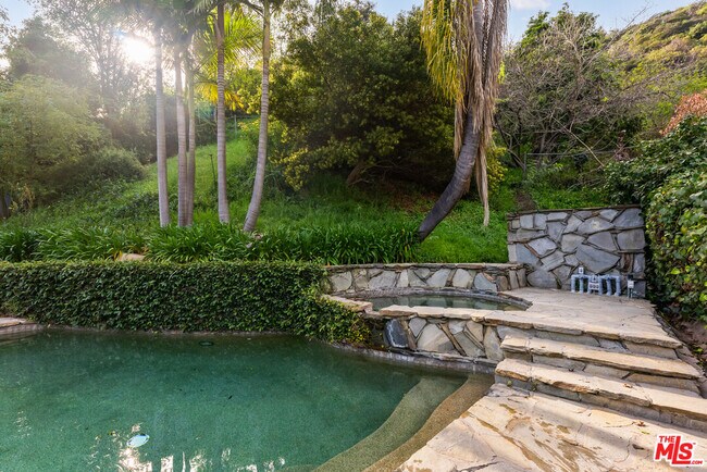 Building Photo - 1617 Roscomare Rd