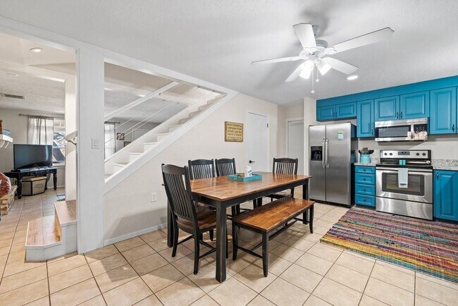Building Photo - 2033 Lakeview Dr