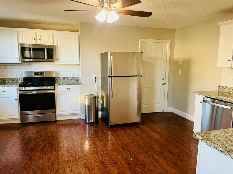 Building Photo - 47 W Wyoming Ave