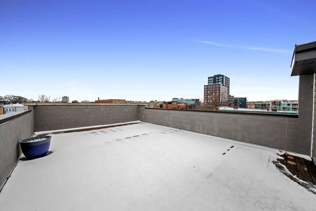 Building Photo - 1085 N Marshfield Ave