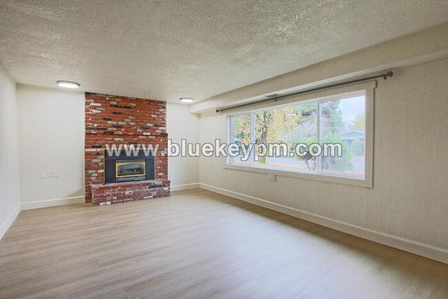 Building Photo - Newly Remodeled 5 Bed, 2 Bath Home with RV/Boat Parking in Oregon City