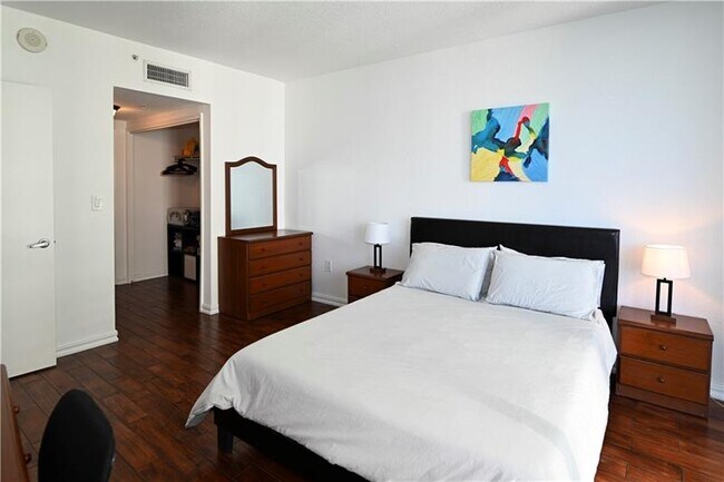 Building Photo - 1750 N Bayshore Dr