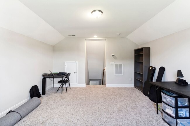 Building Photo - Fenced Yard 4 Bedroom w 3rd Floor Bonus Room!