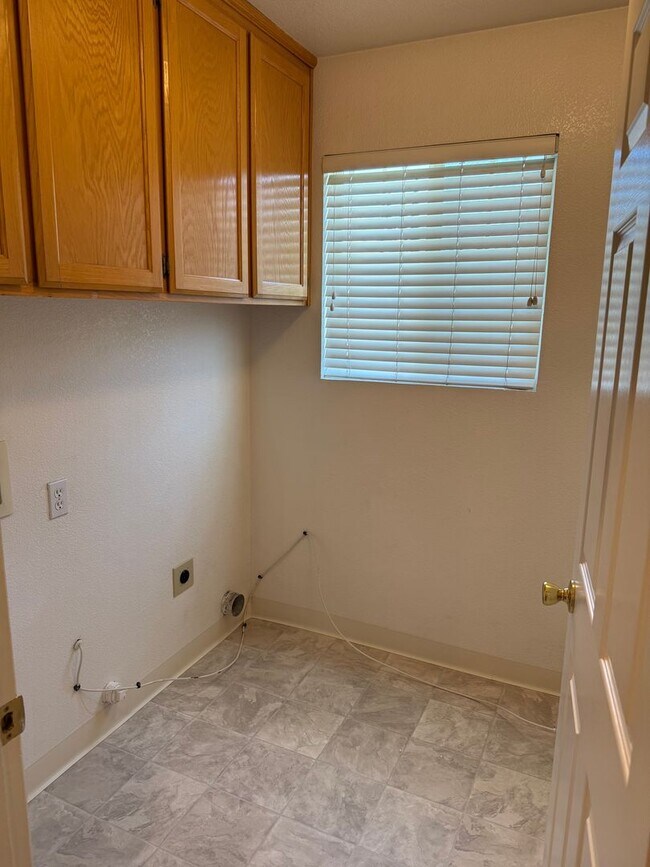 Building Photo - NICE SINGLE STORY HOME NEAR PARK AND SCHOOLS!