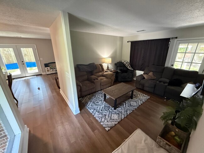 Building Photo - 117 Crossbrook Dr