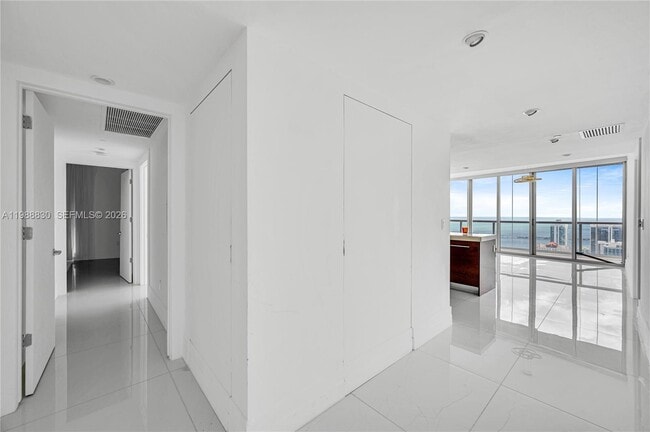 Building Photo - 495 Brickell Ave