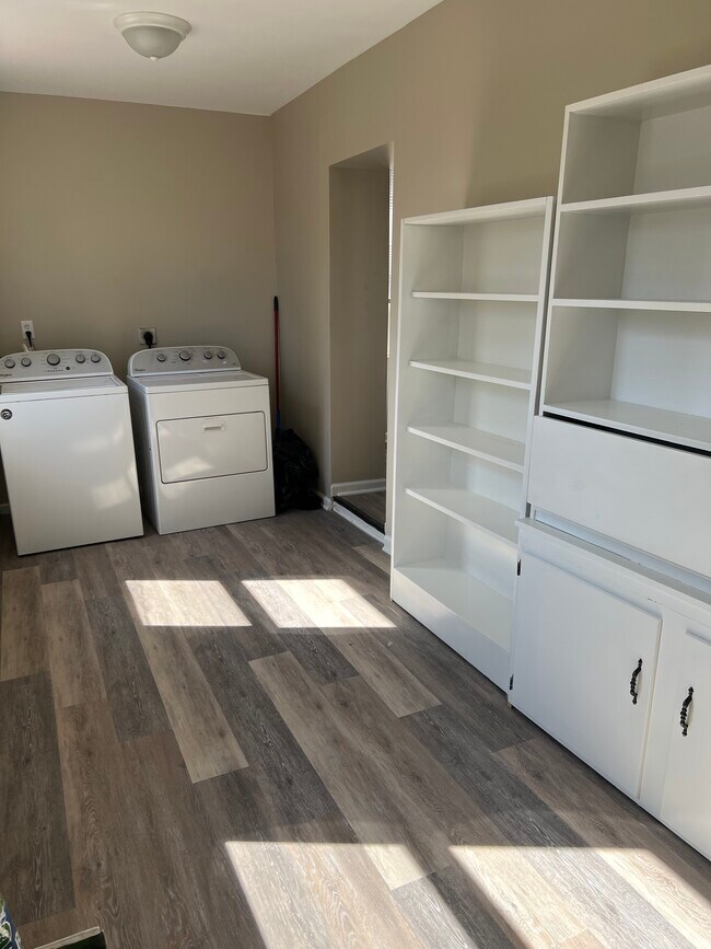 Building Photo - 140 W Evergreen St