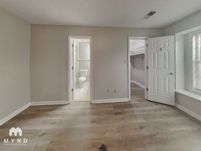 Building Photo - 976 Clarington Dr